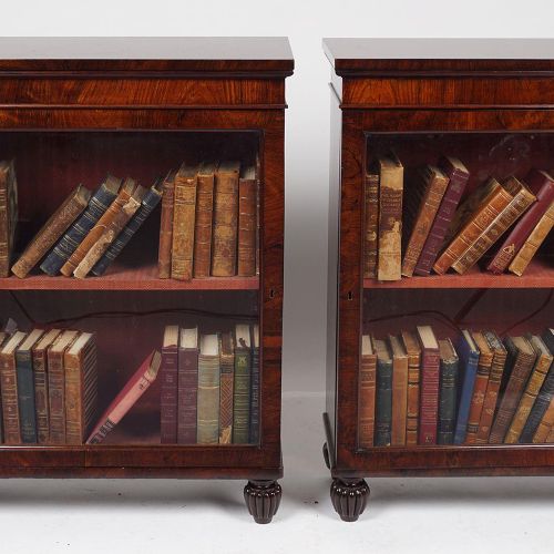 PAIR OF REGENCY ROSEWOOD BOOKCASES 一对REGENCY玫瑰木书柜，每个书柜都有一个长方形的顶部，上面有一个釉面镶板门，用转弯的&hellip;