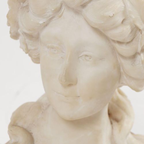 ART DECO MARBLE SCULPTURE 艺术装饰大理石雕塑 一位女士的半身像，头发上插着一朵花，放在一个圆形的底座上。高49厘米。