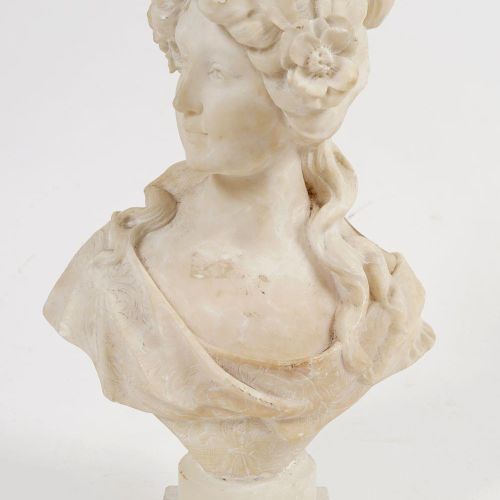ART DECO MARBLE SCULPTURE 艺术装饰大理石雕塑 一位女士的半身像，头发上插着一朵花，放在一个圆形的底座上。高49厘米。