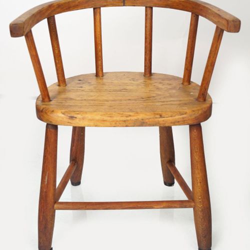 19TH-CENTURY IRISH PRIMITIVE CHILD'S CHAIR 19世纪爱尔兰原始的儿童椅，有一个箍状的扶手，上面有一个镶板的座位，用转过&hellip;