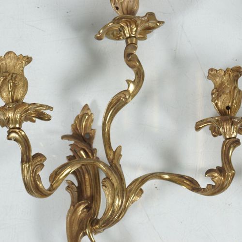 PAIR OF 19TH-CENTURY BRASS WALL APPLIQUES 一对19世纪路易十五风格的铜制墙面设备，每个都有两个卷轴臂。高37厘米；宽3&hellip;