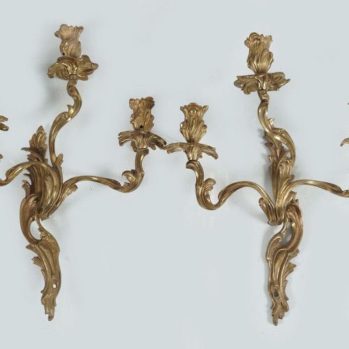 PAIR OF 19TH-CENTURY BRASS WALL APPLIQUES 一对19世纪路易十五风格的铜制墙面设备，每个都有两个卷轴臂。高37厘米；宽3&hellip;