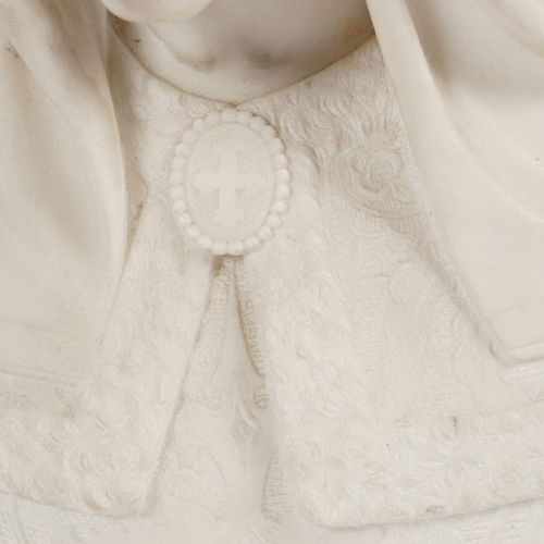 19TH-CENTURY MARBLE BUST 19世纪大理石雕像 年轻女子戴着头饰和绣花上衣。高37厘米。