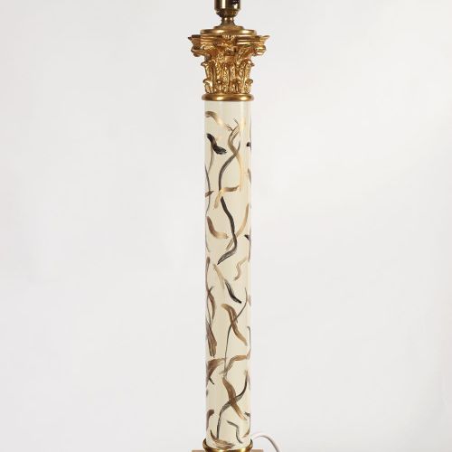 ORMOLU MOUNTED TABLE LAMP ORMOLU MOUNTED TABLE LAMP，有科林斯式的Pillared茎，支撑在方形底座上。高65&hellip;