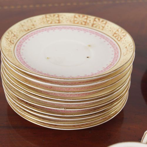 32 PIECE CHINA COFFEE SET 32件中国咖啡套装包括。10个杯子，10个茶碟，10个侧盘，1个蛋糕盘。 每一个都有彩绘和包裹鎏金的装饰。