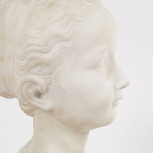 19TH-CENTURY MARBLE SCULPTURE 19世纪大理石雕塑 一个年轻女孩的胸部。在让-安托万-胡东之后，在一个圆形底座上凸起。