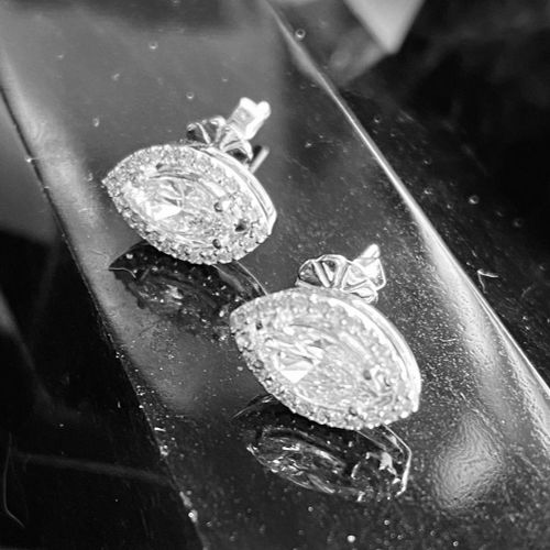 PAIR OF MARQUISE CUT DIAMOND EARRINGS 一对钻石耳环，由明亮式切割钻石围成的光环设计，镶嵌在18K白金中。钻石重量：1.40&hellip;