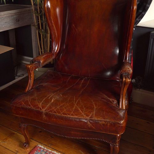 GEORGE III STYLE HIDE UPHOLSTERED WINGBACK CHAIR SEDIA A SCHIENALE CON FUSIONE I&hellip;