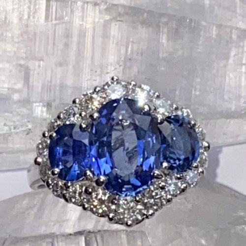 18 CT. STUNNING CEYLON SAPPHIRE & DIAMOND RING 18 CT.迷人的锡兰蓝宝石和钻石戒指白金，中央的椭圆形蓝宝石与两&hellip;