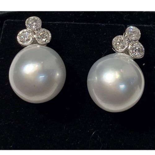 18 CT. WHITE GOLD SOUTH SEA PEARL & GOLD EARRINGS 18 CT. BOUCLES D'OREILLES EN O&hellip;