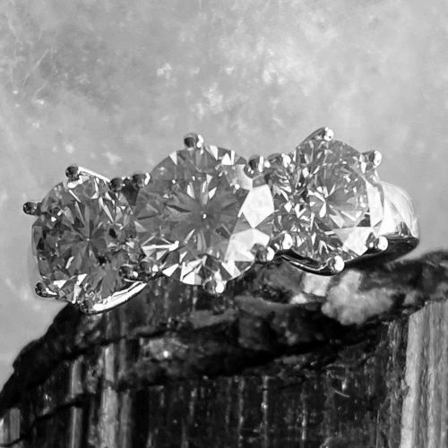 DIAMOND THREE STONE RING 爪式镶嵌钻石三石戒指，约2014年。钻石重量：3.42克拉；颜色：H；净度。VS1。戒指尺寸为M。