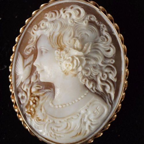 9CT.GOLD FRAMED CAMEO PORTRAIT BROOCH BROCHE PORTRAIT CAMEO EN OR 9CT. Jeune fil&hellip;