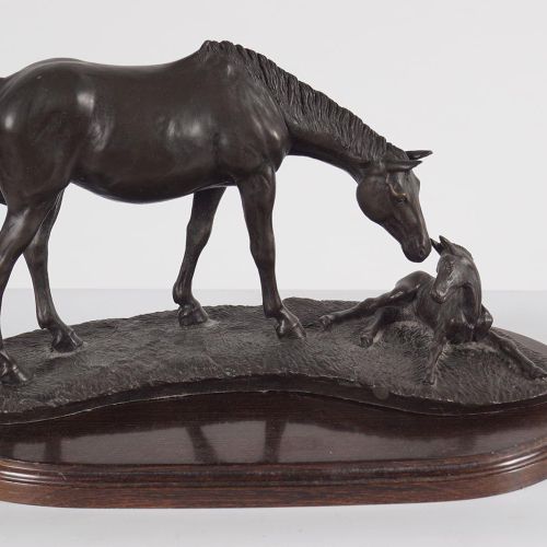 COMPOSITE BRONZED SCULPTURE 复合材料铜质雕塑母马和小马。