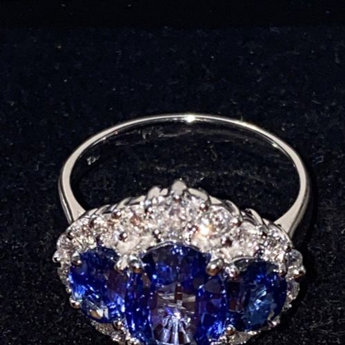 18 CT. STUNNING CEYLON SAPPHIRE & DIAMOND RING 18 CT.迷人的锡兰蓝宝石和钻石戒指白金，中央的椭圆形蓝宝石与两&hellip;
