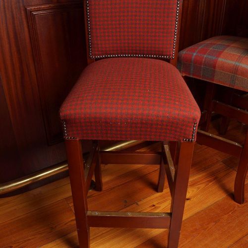 SET OF 6 MAHOGANY AND UPHOLSTERED BAR STOOLS 一套6张红木和软垫酒吧椅每张都有格子呢软垫。