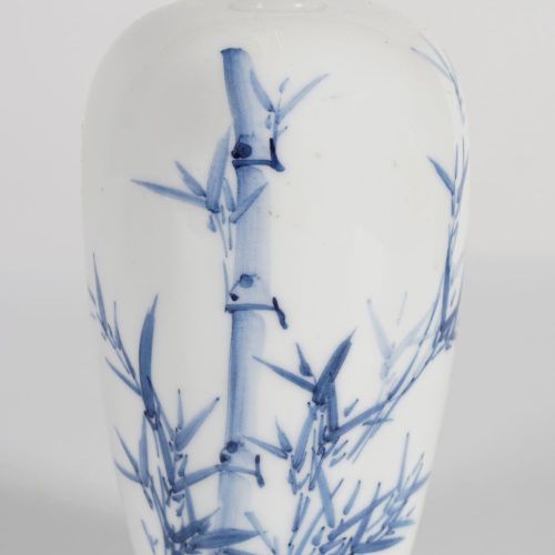 19TH-CENTURY JAPANESE BLUE & WHITE VASE 19世纪日本蓝白花瓶，卵圆形，喇叭形颈部，饰有竹子。