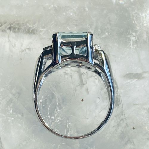 18 CT. WHITE GOLD EMERALD CUT AQUAMARINE RING 18 CT.海蓝宝石戒指，爪式镶嵌，长方形和明亮式切割钻石肩部。海蓝&hellip;