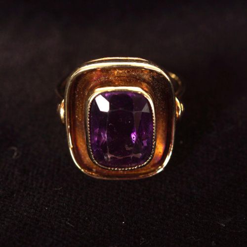 14 CT. GOLD AND AMETHYST RING 14 CT.黄金和紫水晶戒指