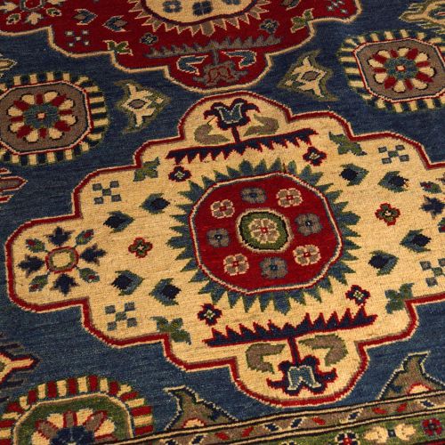 LARGE KAZAK WOVEN CARPET 大面积的哈萨克编织地毯蓝色的地面和多色的装饰。
