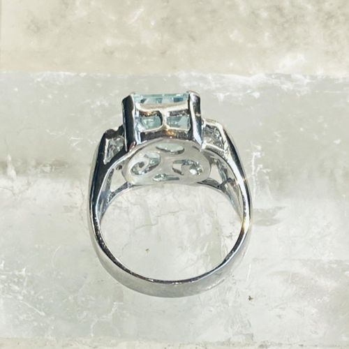 18 CT. WHITE GOLD EMERALD CUT AQUAMARINE RING 18 CT.海蓝宝石戒指，爪式镶嵌，长方形和明亮式切割钻石肩部。海蓝&hellip;