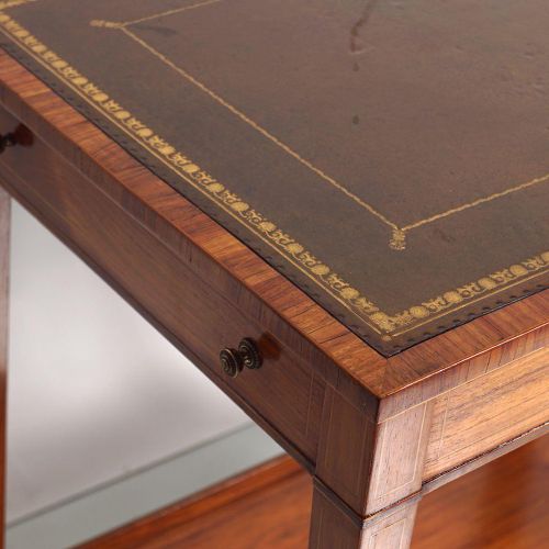 PAIR OF GEORGE III SATINWOOD LIBRARY TABLES 一对乔治三世的沙丁木书桌，每个书桌都有一个工具皮革嵌入和交叉带的顶部，上&hellip;