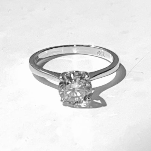 18 CT. WHITE GOLD DIAMOND SOLITAIRE RING 18 CT.白金钻石独石戒指，四爪镶嵌，锥形带。 钻石颜色：H；钻石重量：1.&hellip;