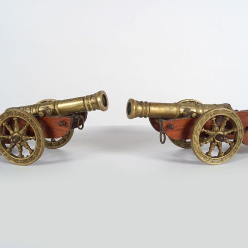 PAIR OF BRASS CANNONS Pärchen Kanonen aus Messing, die jeweils auf einem zweiräd&hellip;