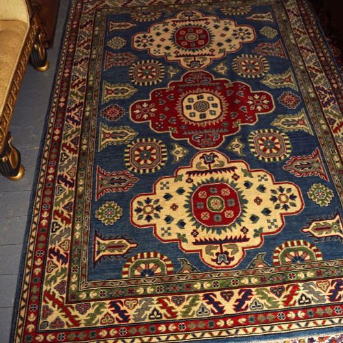 LARGE KAZAK WOVEN CARPET 大面积的哈萨克编织地毯蓝色的地面和多色的装饰。