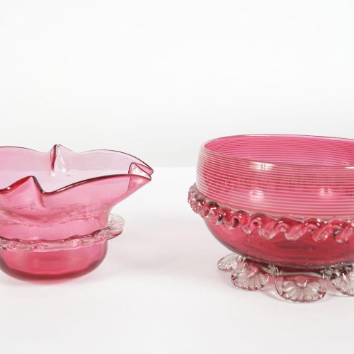 TWO 19TH-CENTURY CRANBERRY GLASS BOWLS 两个19世纪CRANBERRY玻璃碗，每个都是自然主义的形式。