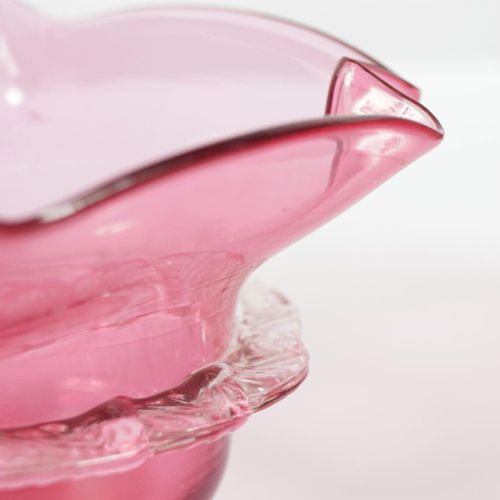 TWO 19TH-CENTURY CRANBERRY GLASS BOWLS 两个19世纪CRANBERRY玻璃碗，每个都是自然主义的形式。