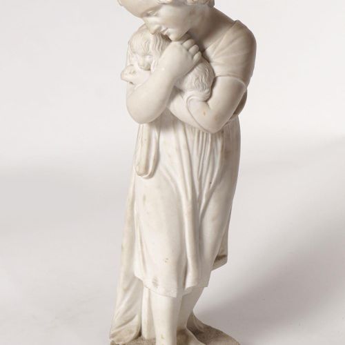 19TH-CENTURY MARBLE SCULPTURE 19世纪大理石雕塑一个年轻女孩抱着一只小狗站在一个圆形底座上的形象。