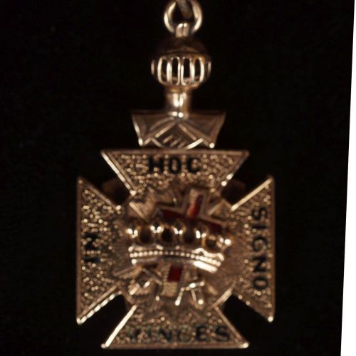 FRATERNITY CROSS 兄弟会十字架在Hoc Signo Vinces，上面有一个穿着盔甲的半身像。