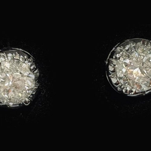 18 CT. ROUND BRILLIANT CUT DIAMOND STUD EARRINGS 18 CT.圆形明亮式切割钻石STUD耳环，白金，爪式镶嵌。 &hellip;