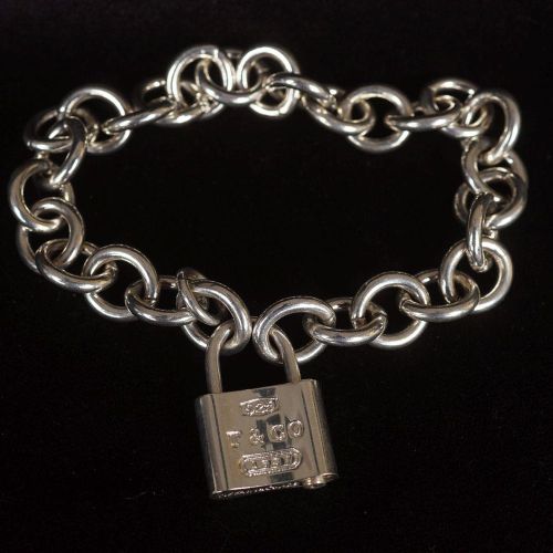 TIFFANY & CO. CHAIN LINK PADLOCK CHARM BRACELET TIFFANY & CO.链锁吊坠手链，纯银。