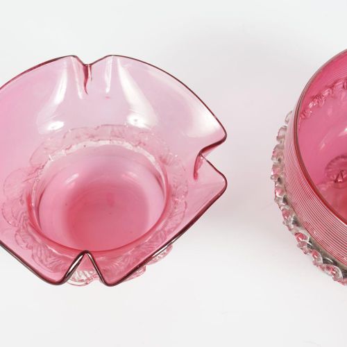 TWO 19TH-CENTURY CRANBERRY GLASS BOWLS 两个19世纪CRANBERRY玻璃碗，每个都是自然主义的形式。