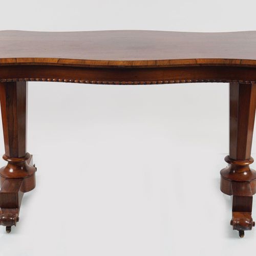 WILLIAM IV ROSEWOOD LIBRARY TABLE 威廉四世的玫瑰木书桌，长方形蛇形的桌面，上面有一个符合要求的楣，在琴键和卷轴的两端，由一个转&hellip;