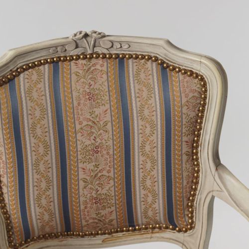 LOUIS XV STYLE PAINTED ARMCHAIR 路易十五风格的彩绘扶手椅，有条纹的软垫椅背和座椅，前部有卡布罗尔腿支撑。