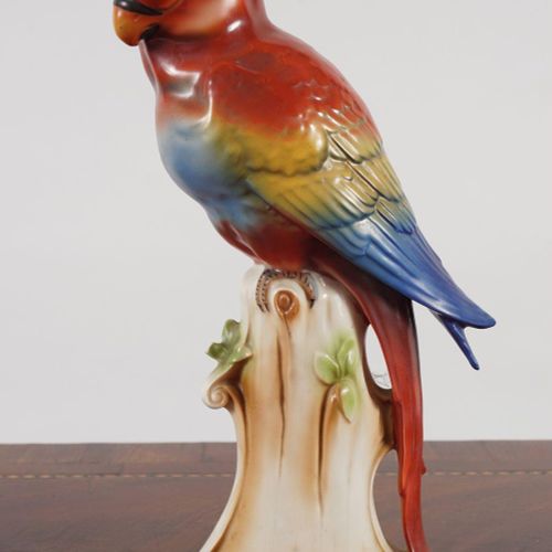 19TH-CENTURY GERMAN CERAMIC BIRD OF PARADISE 19世纪德国陶制天堂鸟，有多色装饰，栖息在树干上。