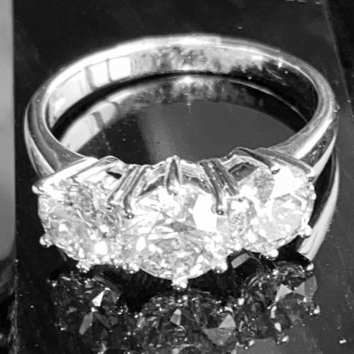 DIAMOND THREE STONE RING 爪式镶嵌钻石三石戒指，约2014年。钻石重量：3.42克拉；颜色：H；净度。VS1。戒指尺寸为M。