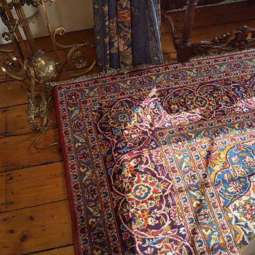 LARGE PERSIAN CARPET GRAND TAPIS PERSIEN Fond rouge, le panneau central en serpe&hellip;