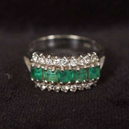 18 CT. WHITE GOLD DIAMOND AND EMERALD RING 18 CT. BAGUE EN OR BLANC, DIAMANT ET &hellip;