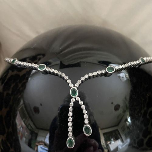 18 CT. WHITE GOLD EMERALD & DIAMOND NECKLET SET 18 CT. Avec sept émeraudes colom&hellip;