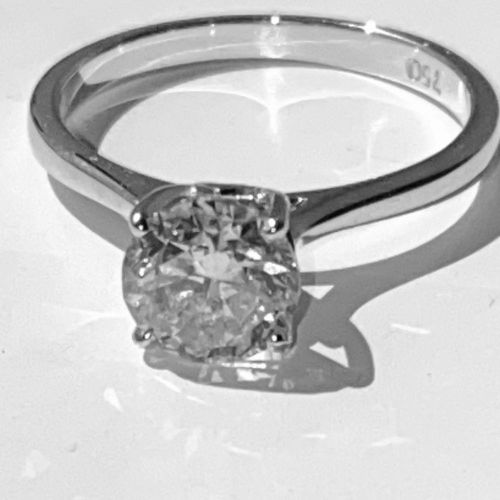 18 CT. WHITE GOLD DIAMOND SOLITAIRE RING 18 CT.白金钻石独石戒指，四爪镶嵌，锥形带。 钻石颜色：H；钻石重量：1.&hellip;