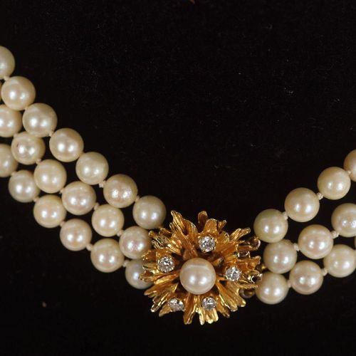 THREE ROW UNIFORM CULTURED PEARL NECKLET 三排统一的养殖珍珠项链包括一排47颗、一排50颗和一排52颗珍珠，带有黄色金属&hellip;