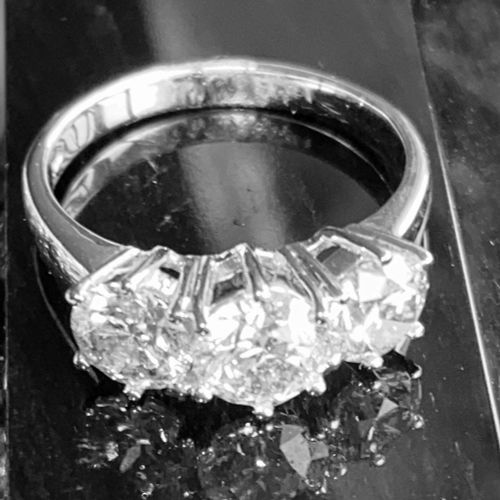 DIAMOND THREE STONE RING BAGUE TROIS PIÈCES EN DIAMANT dans une monture à griffe&hellip;