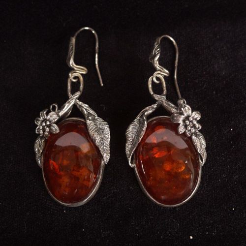 PAIR OF AMBER EARRINGS Paire de boucles d'oreilles en ambreBoucles d'oreilles en&hellip;