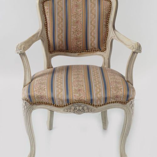 LOUIS XV STYLE PAINTED ARMCHAIR 路易十五风格的彩绘扶手椅，有条纹的软垫椅背和座椅，前部有卡布罗尔腿支撑。