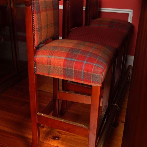 SET OF 6 MAHOGANY AND UPHOLSTERED BAR STOOLS 一套6张红木和软垫酒吧椅每张都有格子呢软垫。