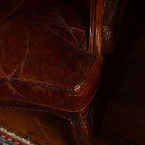 GEORGE III STYLE HIDE UPHOLSTERED WINGBACK CHAIR 乔治三世风格的隐藏式软垫温布椅，有卷曲的扶手和蛇形的座椅，前部&hellip;