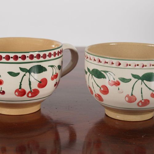 2 NICHOLAS MOSSE POTTERY CUPS 2个NICHOLAS MOSSE POTTERY CUPS和碟子。